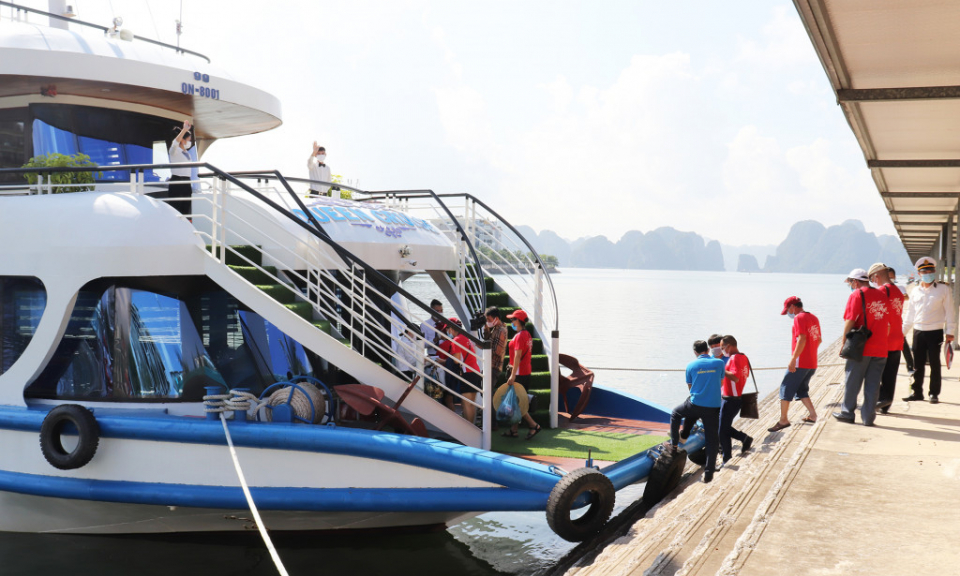 Từng bước khơi thông du lịch nội địa 