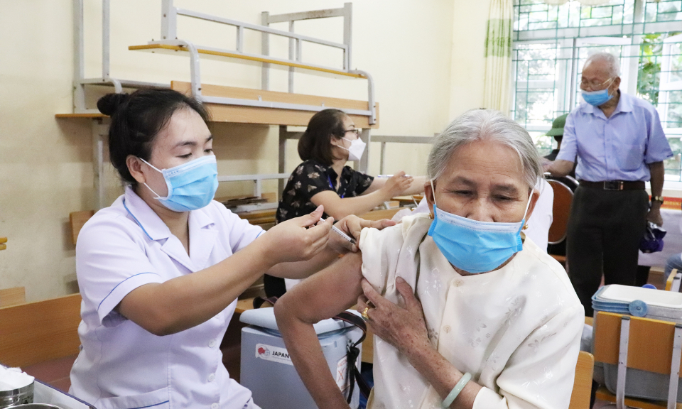 Tiêm vắc xin phòng Covid-19 mũi 2 diện rộng tại các địa phương miền Đông
