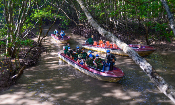Du lịch rục rịch hồi sinh với tour an toàn