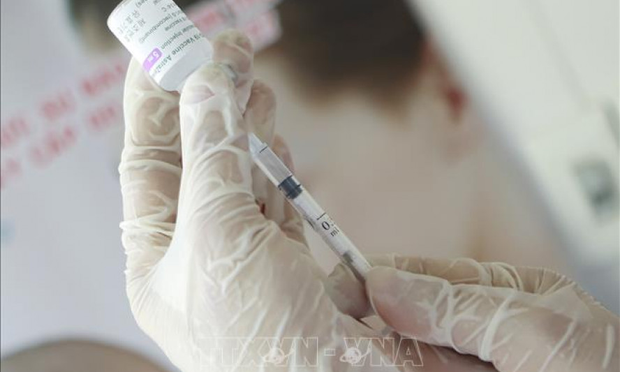 Một PGD Trung tâm Y tế bị kỷ luật vì để con 17 tuổi tiêm vaccine ngừa COVID-19
