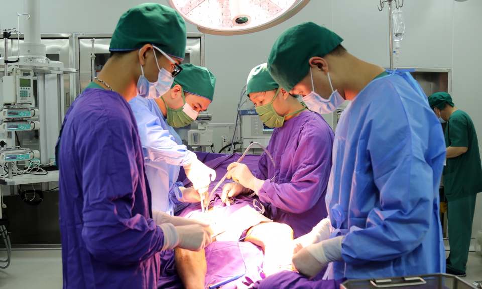 Phẫu thuật bắc cầu nối động mạch bằng tĩnh mạch tự thân dài gần 1m 