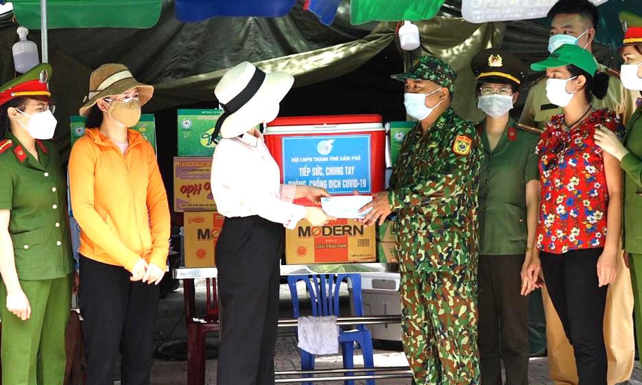 Phụ nữ Cẩm Phả và cuộc chiến phòng dịch