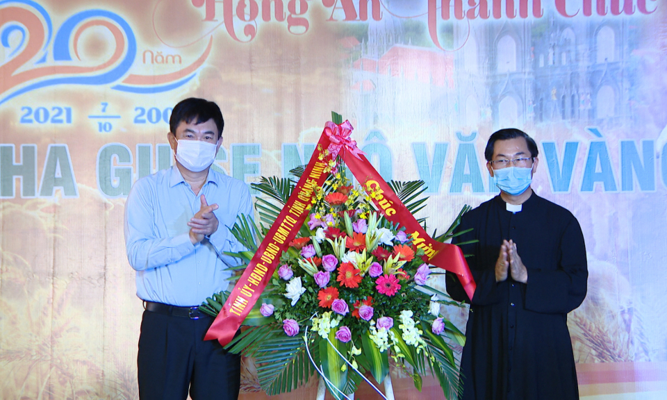 Lãnh đạo tỉnh thăm giáo dân Giáo xứ Trà Cổ