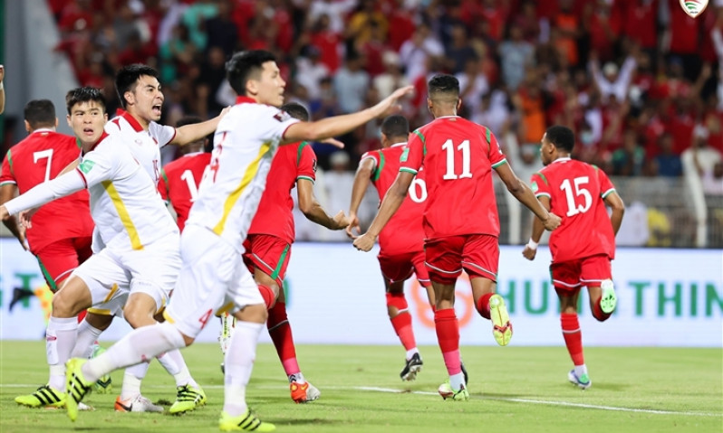 Chuyên gia: 'Tuyển Việt Nam bị thổi phạt đền do thói quen xấu của cầu thủ'