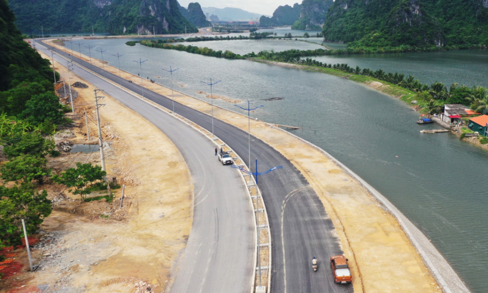 Speeding up the construction of Ha Long-Cam Pha coastal road