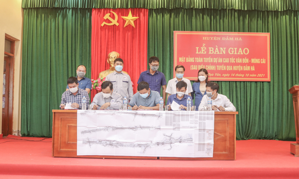 Huyện Đầm Hà bàn giao mặt bằng tuyến cao tốc Tiên Yên – Móng Cái đoạn qua địa bàn huyện