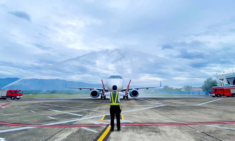 Nhiều chuyến bay không thể cất cánh, xe khách không thể chạy do…vắng khách