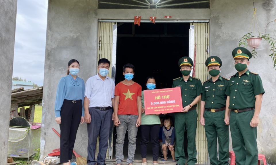 Đồn Biên phòng Bắc Sơn: Trao kinh phí hỗ trợ người dân hoàn thành tiêu chí thoát nghèo