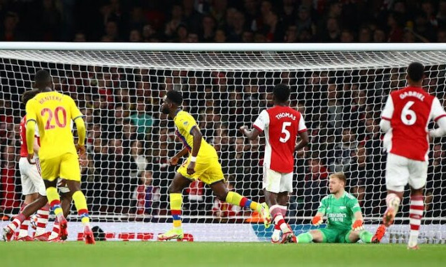 Arsenal thoát thua phút bù giờ