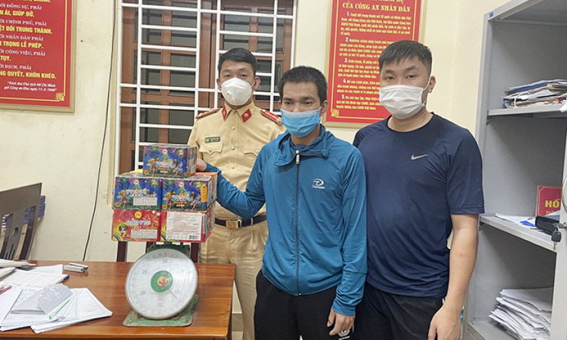 Vận chuyển pháo nổ đi tiêu thụ trong đêm khuya