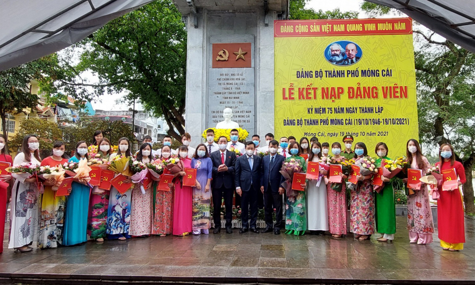 Đảng bộ TP Móng Cái: Kết nạp 30 Đảng viên nhân kỷ niệm 75 năm ngày thành lập Đảng bộ Thành phố