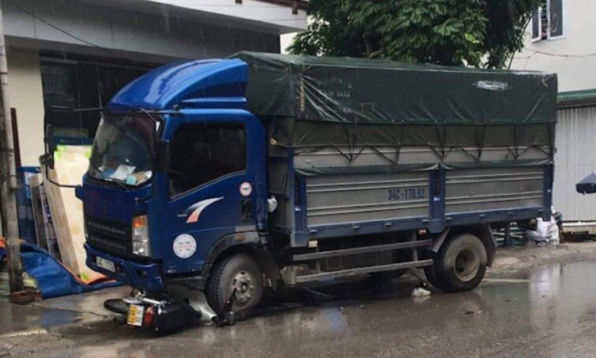 Thiếu nữ 16 tuổi tử vong sau va chạm với ô tô tải