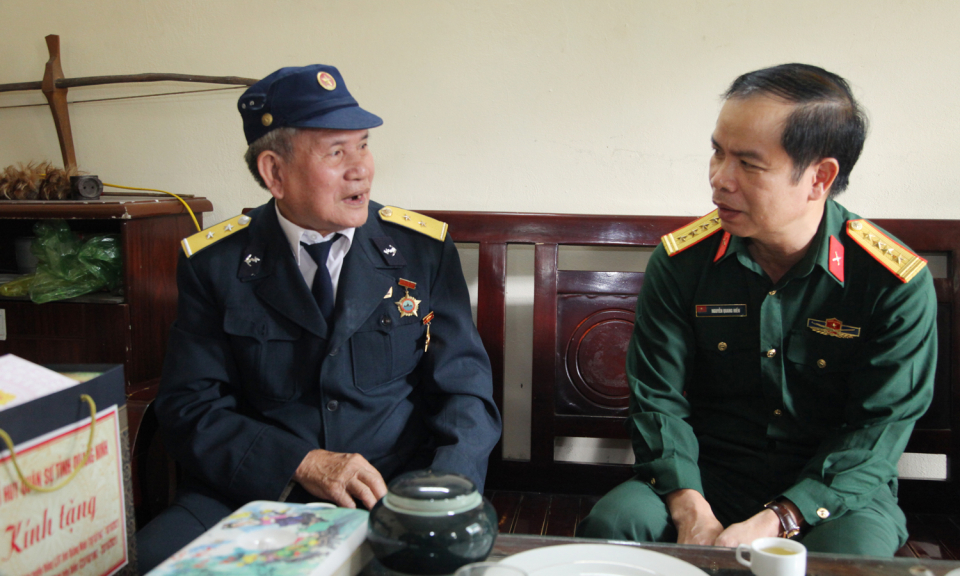 Thăm, tặng quà các thương binh, CCB, thân nhân liệt sĩ tham gia mở đường Hồ Chí Minh trên biển