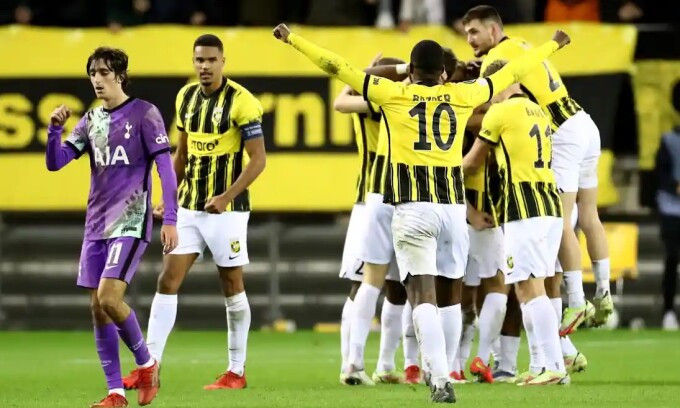 Tottenham thua trận đầu ở vòng bảng Conference League
