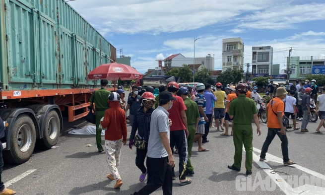 Xe đầu kéo va chạm với xe đạp điện khiến hai người tử vong thương tâm