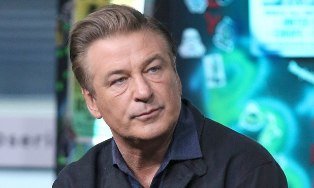 Tài tử Alec Baldwin bắn chết người trên phim trường