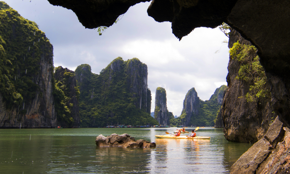 在下龙湾探索令人惊叹的皮划艇景点