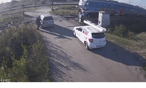 Video: Tài xế thoát thân khỏi xe hơi trước khi bị tàu hỏa tông trúng