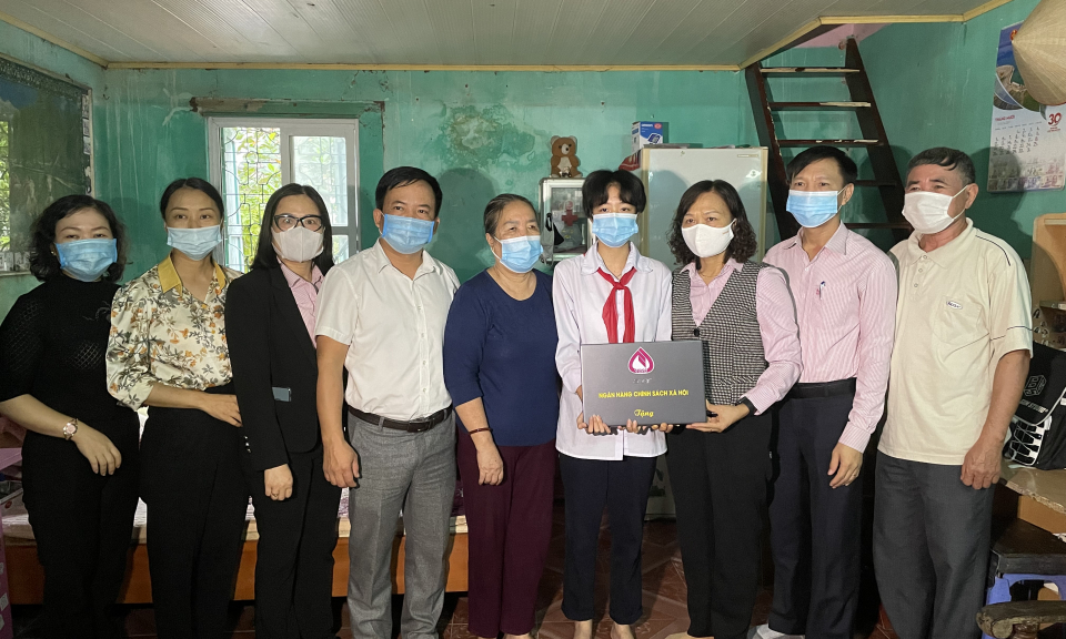 Ngân hàng CSXH chi nhánh Quảng Ninh trao tặng máy tính cho học sinh có hoàn cảnh khó khăn