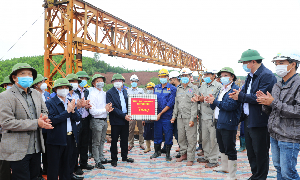 Bí thư Tỉnh ủy Nguyễn Xuân Ký kiểm tra tiến độ thi công cao tốc Vân Đồn - Móng Cái