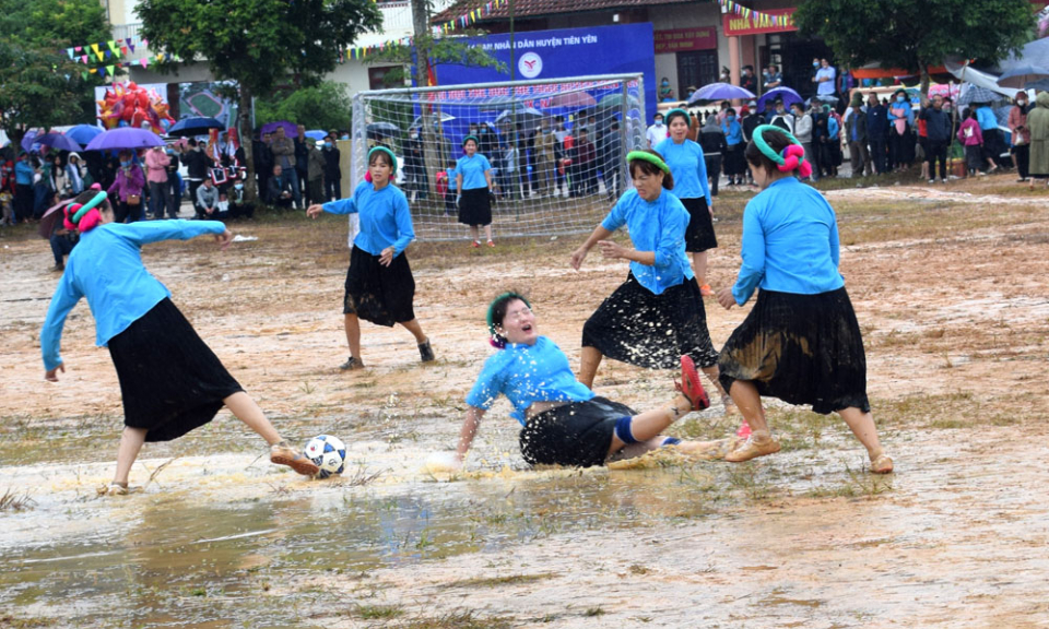 Các nữ cầu thủ Sán Chỉ sôi nổi giao lưu bóng đá