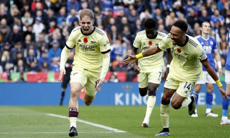 Arsenal áp sát top 4