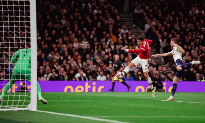 Ronaldo giúp Man Utd đè bẹp Tottenham