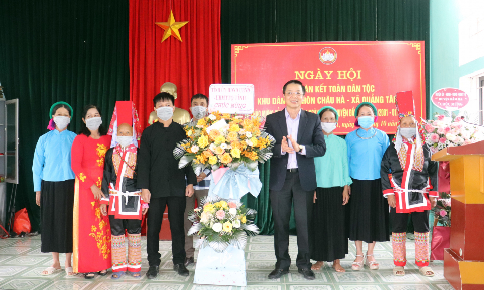 Chủ tịch Ủy ban MTTQ dự ngày hội đại đoàn kết dân tộc ở thôn Châu Hà, xã Quảng Tân, huyện Đầm Hà