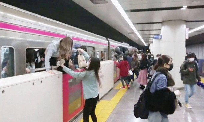 Đâm dao, xịt axit trên tàu điện ngầm Tokyo