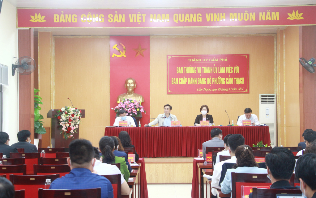 Ban Thường vụ Thành ủy Cẩm Phả làm việc với phường Cẩm Thủy về công tác xây dựng đảng.