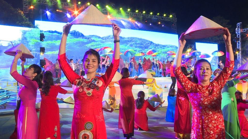 A fashion show of ‘ao dai’ (Vietnamese traditional costume) is the highlight of the show.