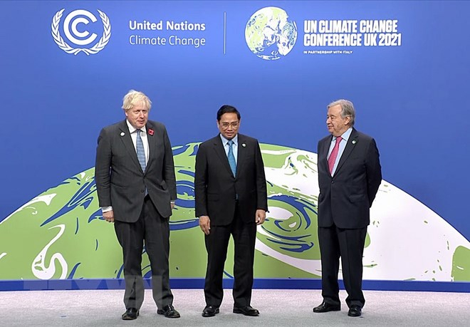 Thủ tướng Anh Boris Johnson và Tổng Thư ký Liên hợp quốc Antonio Guterres đón Thủ tướng Phạm Minh Chính đến dự Hội nghị COP26. (Ảnh: TTXVN)