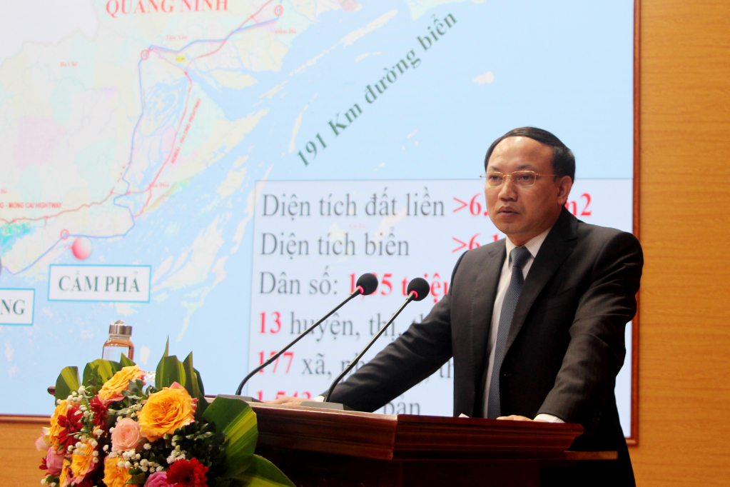 Đồng chí Nguyễn Xuân Ký, Ủy viên Trung ương Đảng, Bí thư Tỉnh ủy, Chủ tịch HĐND tỉnh, trình bày chuyên đề tại lớp bồi dưỡng.