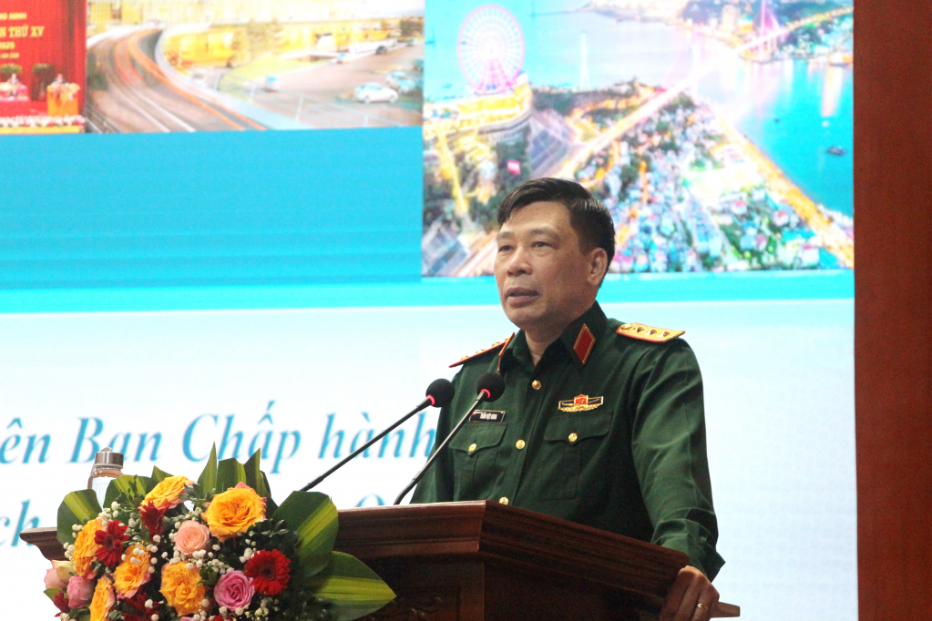 Thượng tướng Trần Việt Khoa, Ủy viên Trung ương Đảng, Ủy viên Quân ủy Trung ương, Giám đốc Học viện Quốc phòng, phát biểu tại buổi tọa đàm.