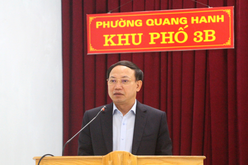 Đồng chí Nguyễn Xuân Ký, Ủy viên Trung ương Đảng, Bí thư Tỉnh ủy, Chủ tịch HĐND tỉnh phát biểu tại cuộc họp chi bộ.