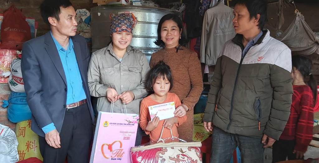 LĐLĐ tỉnh trao tặng quà cho CNLĐ có hoàn cảnh khó khăn huyện Đầm Hà.