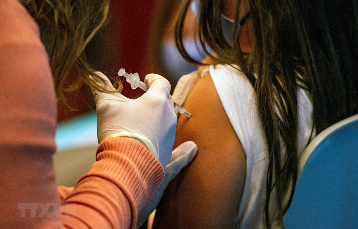 Nhân viên y tế tiêm vaccine phòng COVID-19 của hãng Pfizer-BioNTech cho em bé 5 tuổi tại bệnh viện Hartford, Connecticut, Mỹ, ngày 2/11/2021. (Ảnh: AFP/TTXVN)