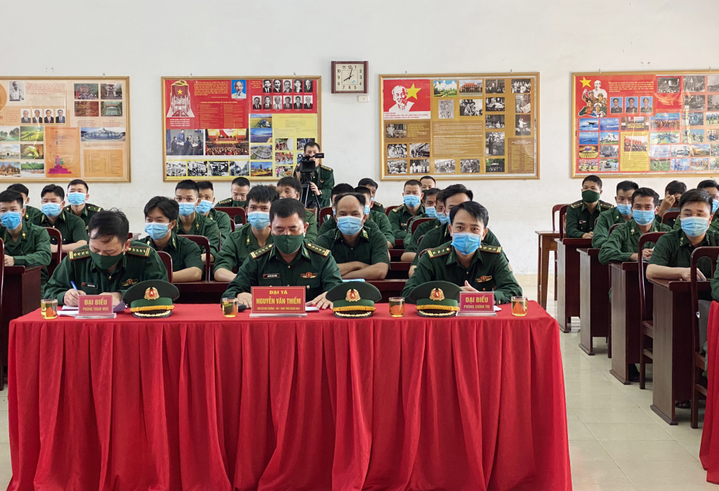 Các đại biểu và các quân dân tham dự lễ khai giảng khóa huấn luyện.