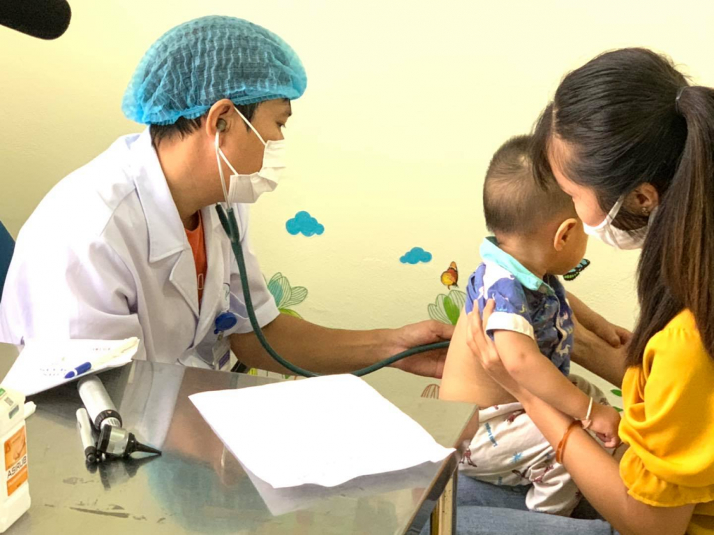 Thăm khám sức khỏe cho trẻ em tại Bệnh viện Sản nhi Quảng Ninh.