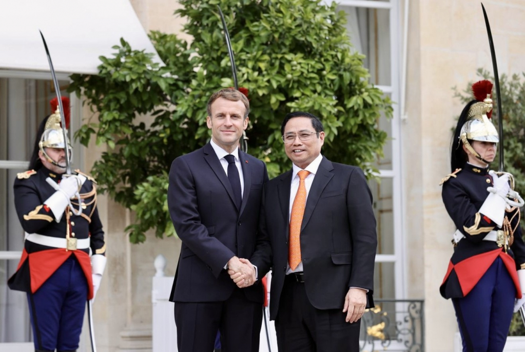 Prime Minister Pham Minh Chinh (right) and French President  Emmanuel Macron