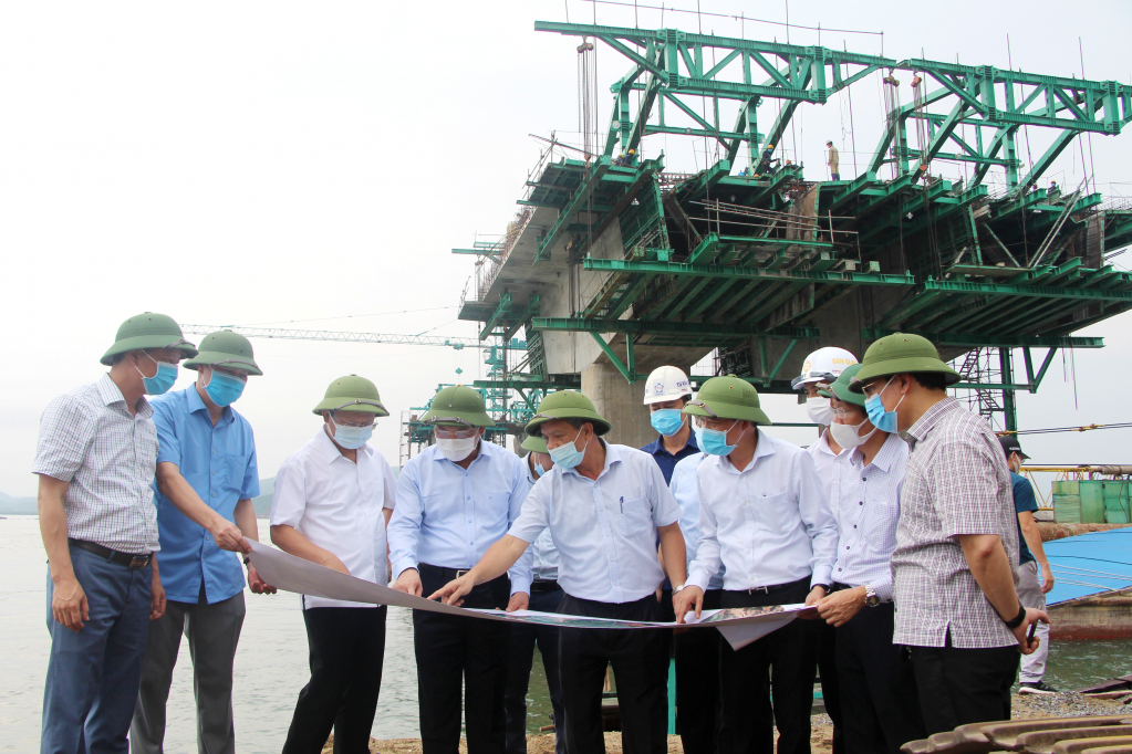 Đồng chí Nguyễn Xuân Ký, Ủy viên Trung ương Đảng, Bí thư Tỉnh ủy, Chủ tịch HĐND tỉnh kiểm tra tiến độ thi công cầu Vân Tiên.