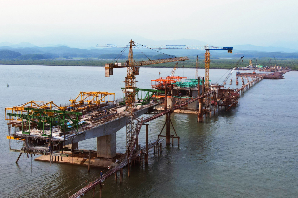 Các đơn vị thi công đang đẩy nhanh tiến độ thi công cầu Vân Tiên (dự án cao tốc Vân Đồn - Móng Cái).
