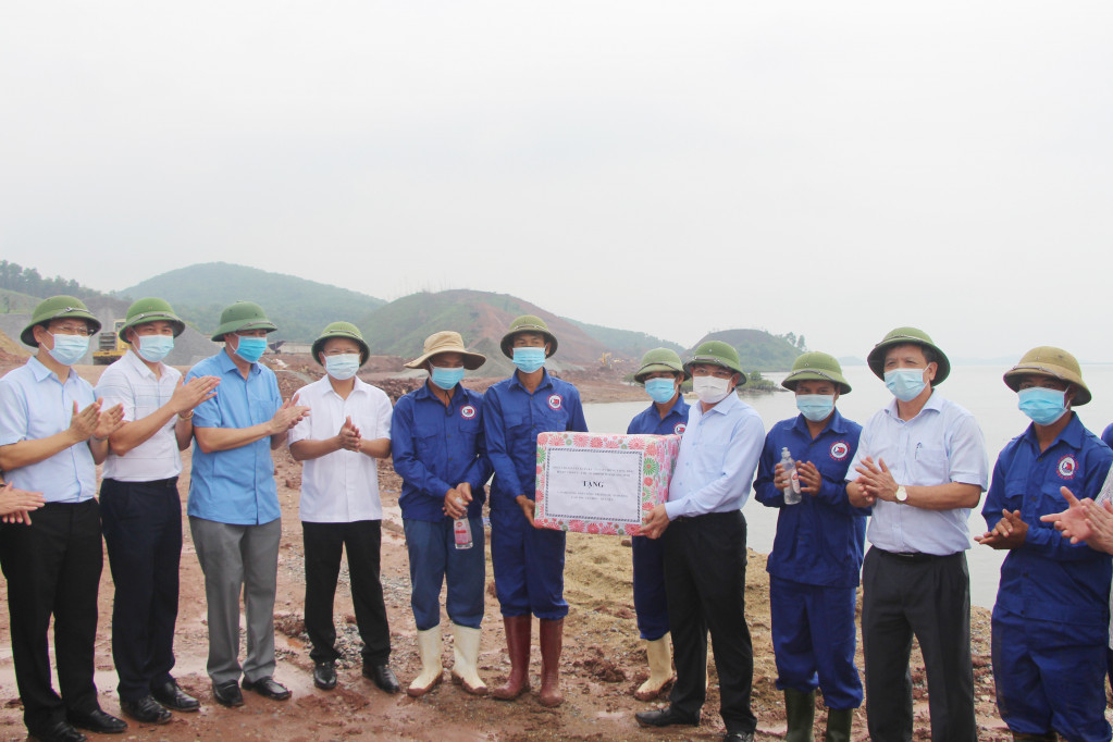 Đồng chí Bí thư Tỉnh ủy, Chủ tịch HĐND tỉnh cùng đoàn công tác tặng quà động viên công nhân thi công trên công trường.