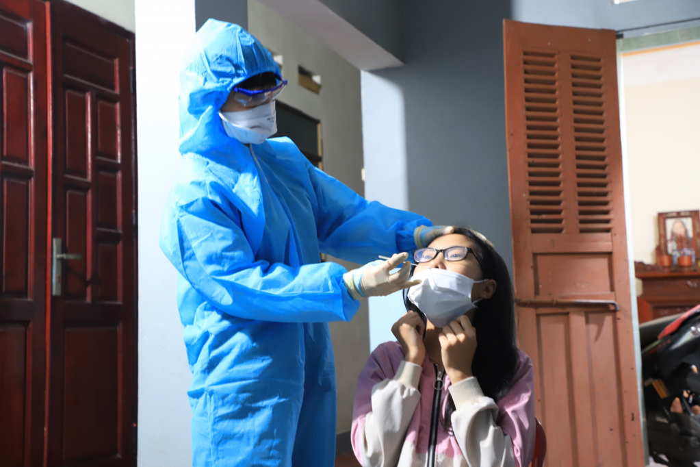 Medical workers get samples for Covid-19 testing at Dong Trieu district's Hong Thai Tay on Nov. 2.