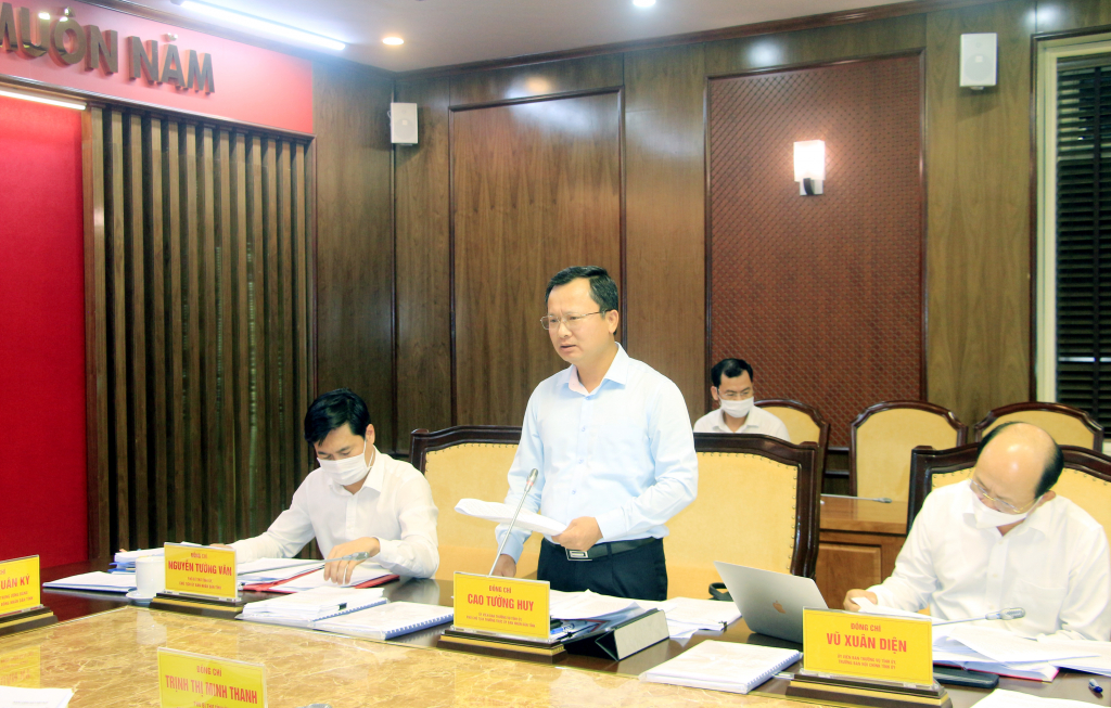 Đồng chí Cao Tường Huy, Phó Chủ tịch Thường trực UBND tỉnh, phát biểu tại hội nghị.