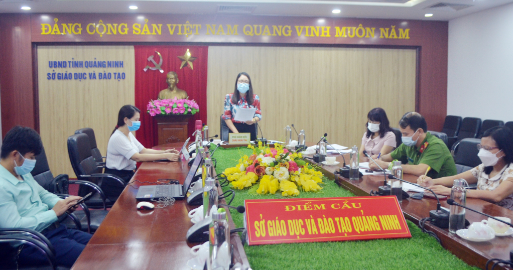 Lãnh đạo Sở Giáo dục và Đào tạo tỉnh Quảng Ninh phát biểu tham luận tại hội thảo.