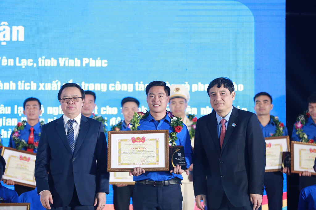 Anh Lê Hùng Thắng, Bí thư Đoàn thanh niên Công ty CP Than Vàng Danh vịnh dự nhận giải thưởng Lý Tự Trọng vào tháng 3/2021.
