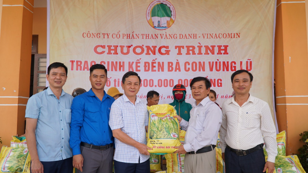 Anh Lê Hùng Thắng trong chương trình thiện nguyện tạo sinh kế cho bà con vùng lũ tại tỉnh Quảng Trị năm 2020.