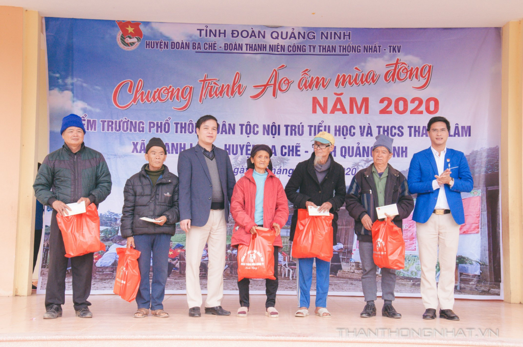 Anh Trần Văn Đại (áo xanh) trong chương trình thiện nguyện mùa đông năm 2020 tại huyện Ba Chẽ