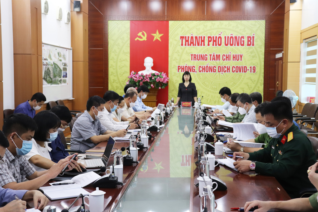 Phó Bí thư Tỉnh ủy, Phó Chủ tịch TT HĐND tỉnh Trịnh Thị Minh Thanh chỉ đạo công tác phòng dịch tại TP Uông Bí, ngày 6/11.